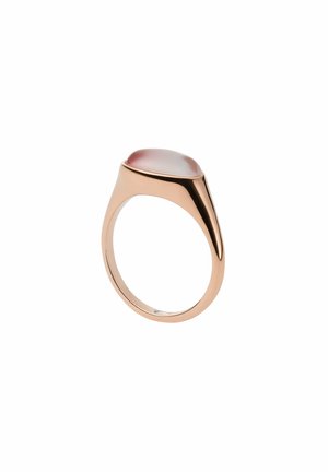 Rose gold ring med en glat, rundet pink ædelsten på toppen, vist mod en hvid baggrund.