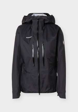 Μαύρο αδιάβροχο μπουφάν Mammut με κουκούλα, μπροστινό φερμουάρ, δύο κάθετες τσέπες στο στήθος με φερμουάρ και λογότυπο στο αριστερό στήθος και το αριστερό μανίκι.