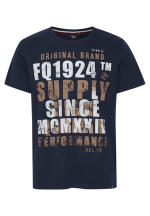 Námořnická modrá bavlněná tričko s kulatým výstřihem a krátkými rukávy, na přední straně s velkými, opotřebovanými bílými a hnědými textovými grafikami.