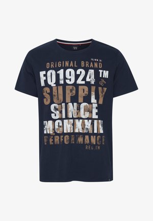 Tengerészkék pamut póló kerek nyakkivágással és rövid ujjakkal, amelyen nagy, kopott fehér és barna szöveges grafikák találhatók az elején.