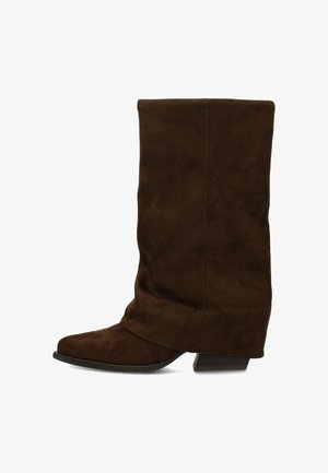 Hoher brauner Wildlederstiefel mit niedrigem gestapeltem Absatz und leicht schlaffem Schaft, von der Seite auf weißem Hintergrund gezeigt.