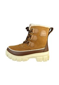 Stivale in camoscio impermeabile marrone per l'inverno con suola crema, fodera in pelliccia e tre ganci per lacci marroni. Presenta una patch con logo e un tallone rinforzato.