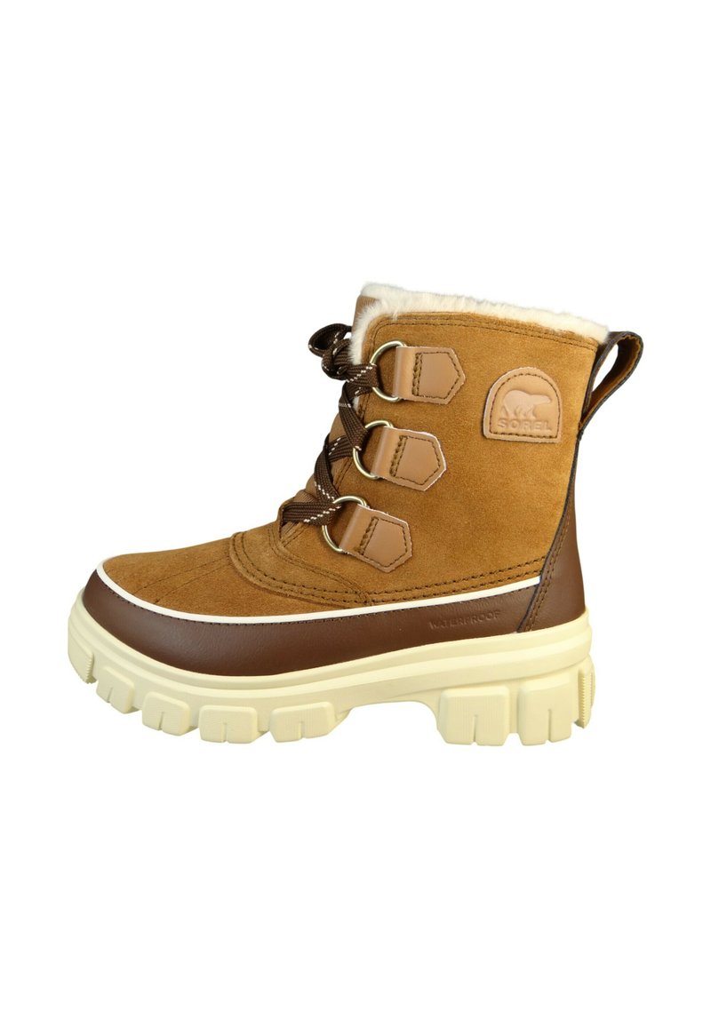 Stivale in camoscio impermeabile marrone per l'inverno con suola crema, fodera in pelliccia e tre ganci per lacci marroni. Presenta una patch con logo e un tallone rinforzato.