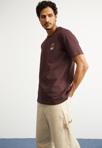 adidas Originals TEE - T-shirt estampada - shadow brown