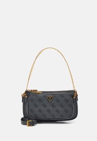 Mała czarna torebka Guess z złotym paskiem na łańcuszku, przednia kieszeń na zamek oraz wzór logo Guess na fakturowanej powierzchni.