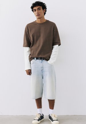 PULL&BEAR, DOUBLE-LAYER LONG SLEEVE - T-SHIRT - Maglietta a manica lunga - mottled brown