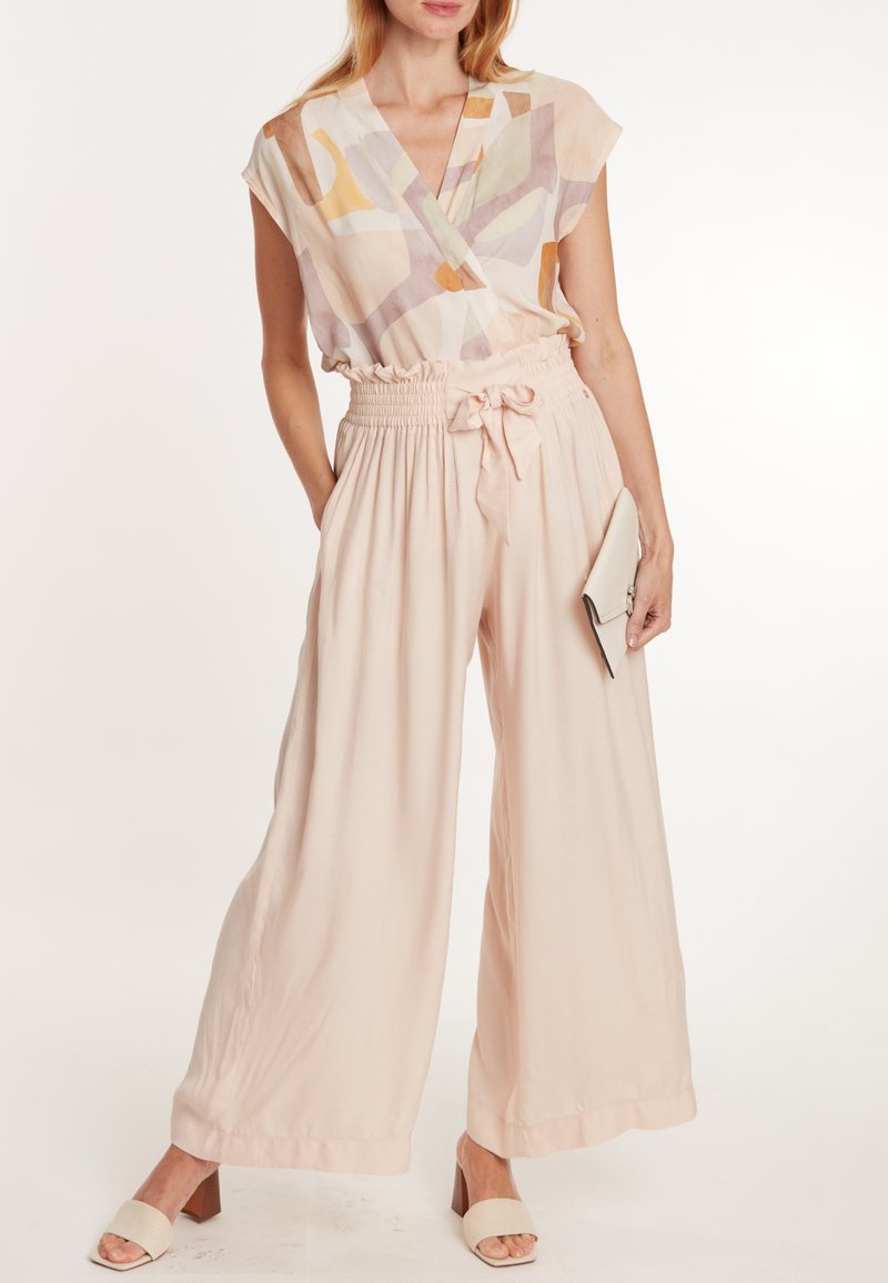 Cache Coeur PREGNANCY SAHEL - Stoffhose - sand