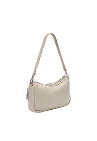 Beżowa skórzana torba na ramię o zaokrąglonym kształcie, z regulowanym paskiem i srebrnymi detalami. Posiada zamek błyskawiczny i gładką fakturę.