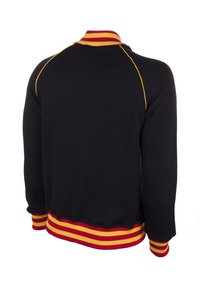 Zwarte sweatshirt met een rood en geel gestreepte kraag en zoom. Beschikt over raglanmouwen en gele afwerking langs de schoudernaden.