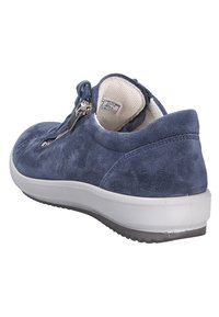 Chaussure en suede bleu marine avec une forme arrondie, dotée d'une fermeture éclair latérale, d'une semelle intermédiaire blanche et d'une semelle extérieure texturée pour une meilleure adhérence. Doublure intérieure lisse.