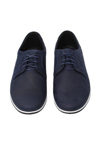 Námořnické modré semišové boty s hladkým povrchem, mají klasický šněrovací design a bílou gumovou podrážku. Jemné stehy zdobí vršek.