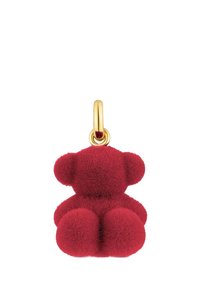 Charm de osito de felpa rojo con textura suave, extremidades redondeadas y un anillo de sujeción en tono dorado en la parte superior. Diseño sencillo y compacto.