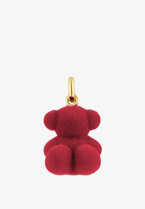 Ciondolo a forma di orsetto di peluche rosso con una texture morbida, arti arrotondati e un anello di attacco color oro nella parte superiore. Design semplice e compatto.