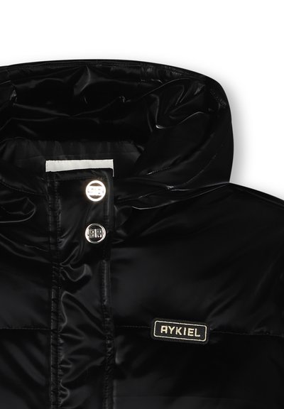 Veste rembourrée noire brillante avec capuche, boutons-pression argentés et un patch de la marque "AYKIEL" sur la poitrine.