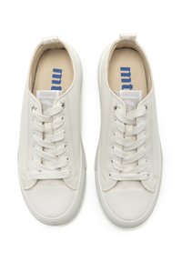 Weiße Leinenschuhe mit Stoffsenkeln, runder Zehenpartie und Gummisohlen. Verfügt über eine gepolsterte Einlegesohle und eine Schlaufe zum Anziehen an der Ferse.
