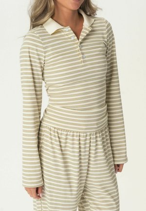 Langarm-Polohemd in creme und salbeigrünen Streifen, mit einem Kragen und einer Knopfleiste, kombiniert mit passenden Hose mit elastischem Bund.