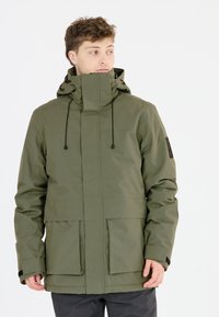 Olivgrüne wasserdichte Jacke mit hohem Kragen, verstellbaren Zugbändern, großen Fronttaschen und einem strukturierten Stoffdesign.