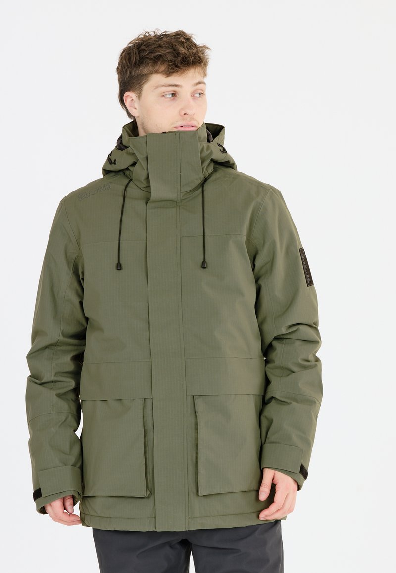 Olivgrüne wasserdichte Jacke mit hohem Kragen, verstellbaren Zugbändern, großen Fronttaschen und einem strukturierten Stoffdesign.