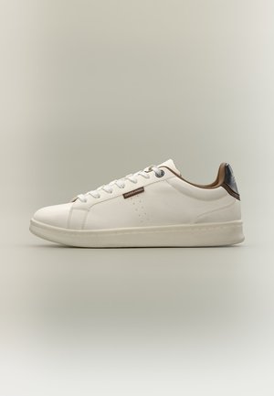 Weißer Low-Top-Sneaker mit braunen Akzenten, weißen Schnürsenkeln, gebrandet "Jack & Jones" an der Seite und sauberer Gummisohle.