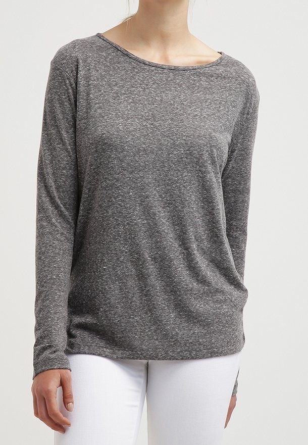 Grijs longsleeve shirt gemaakt van zachte, tekstuurlijke stof. Heeft een brede halslijn en een relaxte fit, gecombineerd met witte broek.
