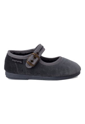Zapato Mary Jane de ante gris con punta redondeada, correa ajustable con hebilla de bronce y suela de goma flexible. Superficies texturizadas y suaves.