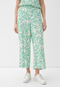 Mintgroene broek met bloemenprint, losvallend en cropped. Gemaakt van een lichtgewicht stof, met witte bloemenpatronen.