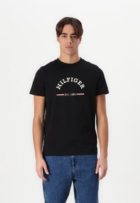 Tommy Hilfiger ARCH TEE - T-shirts med print - black