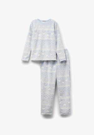 Set di pigiama azzurro chiaro realizzato in un morbido e soffice tessuto. Presenta motivi a cuori e fiocchi di neve con dettagli bianchi sulla parte superiore e sui pantaloni.
