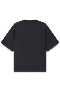 Camiseta de manga corta azul marino oscuro con cuello redondo, fabricada en suave tejido de algodón, con costuras mínimas y sin elementos de diseño visibles.