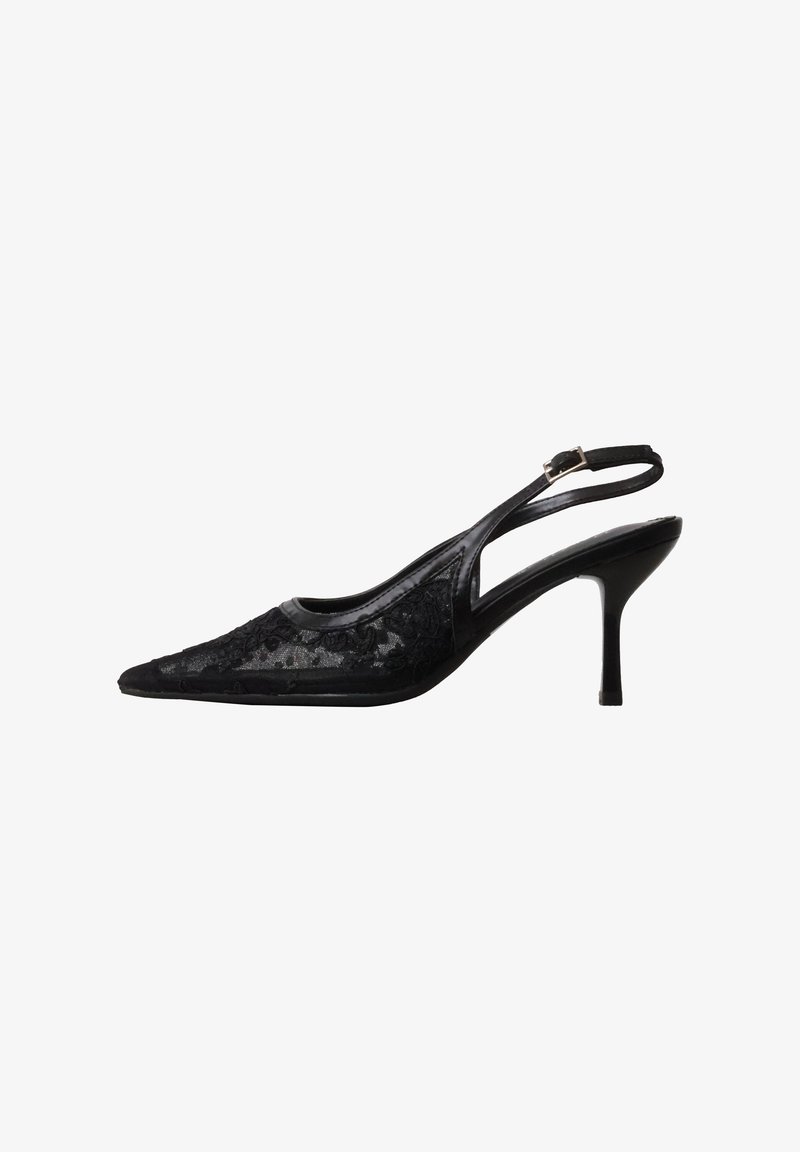 Chaussure à talon haut noire à bout pointu et bride arrière avec surcouche en dentelle et une fine sangle à boucle sur fond blanc.