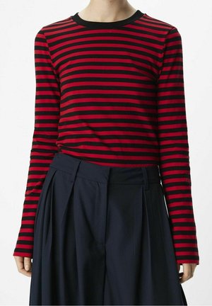 Long sleeved top - red