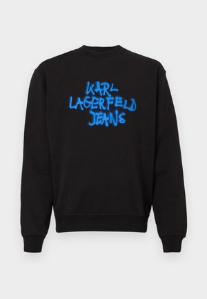 Fekete környakú pulóver hosszú ujjakkal és kék graffitistílusú "KARL LAGERFELD JEANS" felirattal az elején, középen.