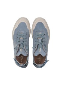Sneakers blu in suede con accenti beige, punta tonda, lacci piatti e suola in gomma testurizzata. Presentano cuciture decorative e un dettaglio con logo.