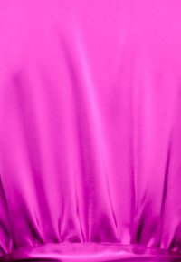 Tessuto di raso in magenta vibrante, caratterizzato da una superficie liscia con pieghe e arricciature sottili in vita, creando un design fluido.
