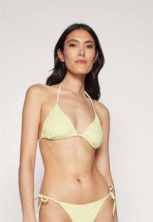 Žltý trojuholníkový bikiny top s tenkými ramienkami a zberovým detailom, spárovaný s nízkym spodkom so šnurovacími detailmi na boku.