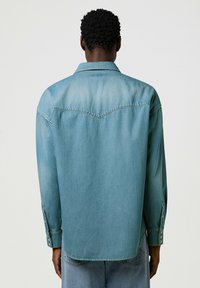 Wrangler LONG SLEEVE WESTERN LOOSE FIT - Camisa - authentic medium