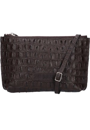 Kleine donkerbruine crossbodytas met krokodillenstructuur, zilveren rits en verstelbare riem met gesp.