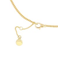 Collana in oro con chiusura a moschettone, una catena corta regolabile con un tag circolare e una finitura liscia e lucida.