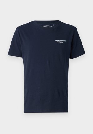 Sötétkék pamut póló kerek nyakkal, rövid ujjakkal és egy kis hímzett logóval a mellkasán. Klasszikus szabás és sima textúra.