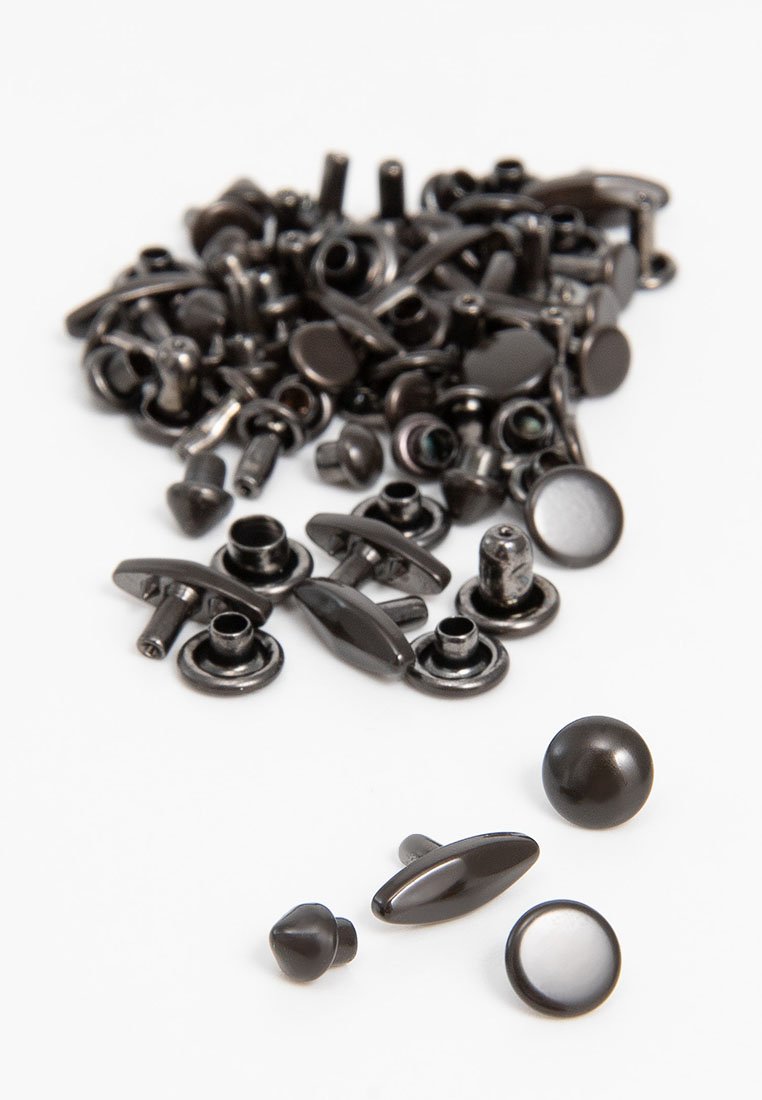 Kolekcja różnych czarnych metalowych elementów mocujących, w tym kształty zaokrąglone, owalne i stożkowe, o błyszczących i matowych wykończeniach.