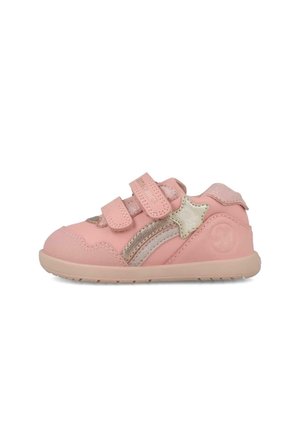 Zapato rosa para niño pequeño con dos tiras de velcro, detalle de estrella metálica y raya, y suela blanda sobre fondo blanco.