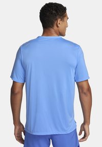 Nike Performance RISE - Camiseta deportiva - university blue