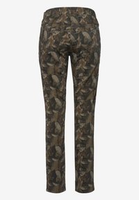 Pantalon slim avec un imprimé camouflage intégral à plumes dans des tons de brun, kaki et vert foncé, vu de dos.