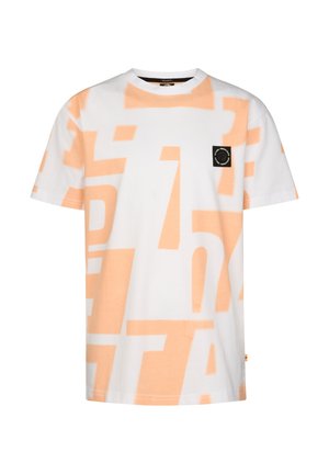 Hvid bomulds-T-shirt med store orange grafiske tekstmønstre og et sort patch-logo på venstre bryst. Korte ærmer og rund hals.