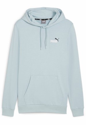 Sudadera azul claro hecha de tela suave, con un bolsillo canguro, capucha con cordones y el logo negro de Puma en el pecho. Mangas largas con puños.