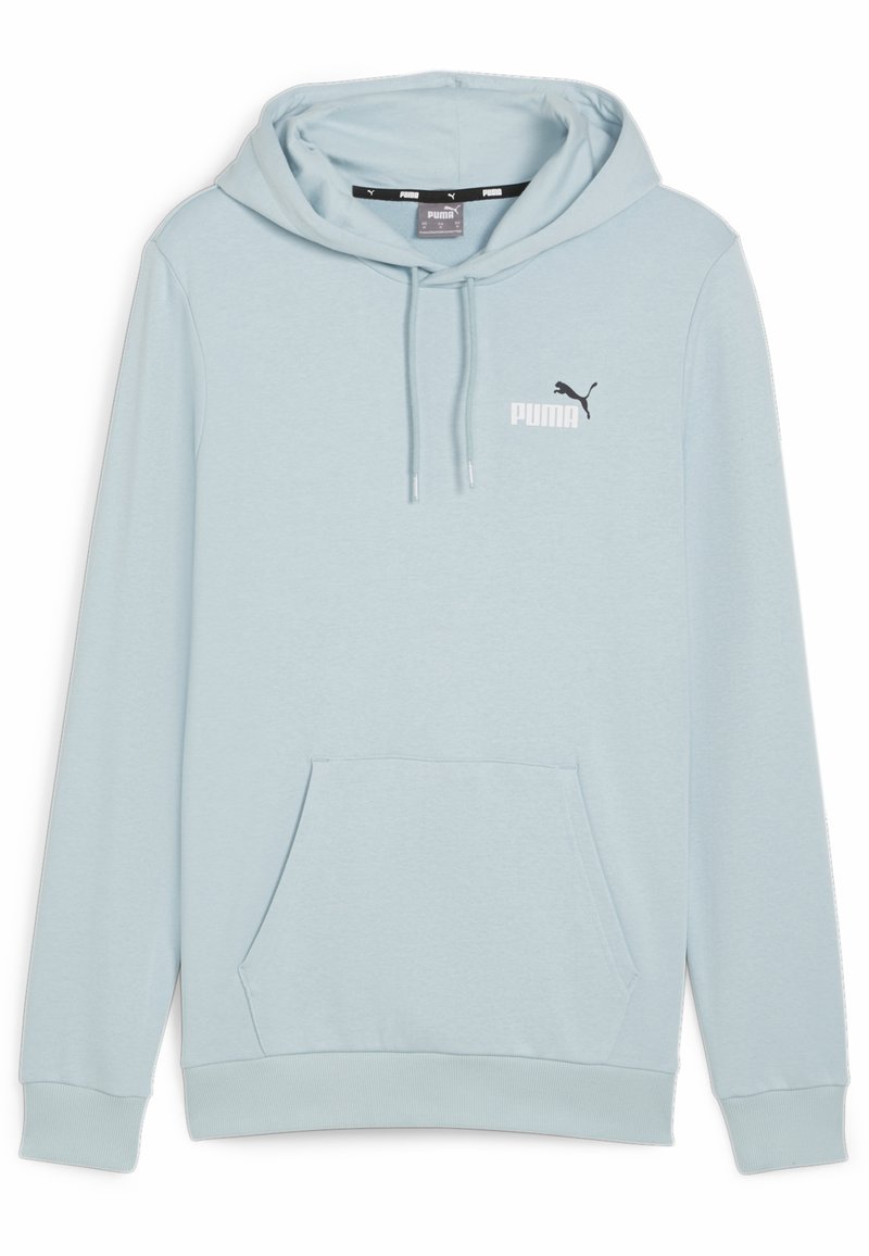 Sudadera azul claro hecha de tela suave, con un bolsillo canguro, capucha con cordones y el logo negro de Puma en el pecho. Mangas largas con puños.