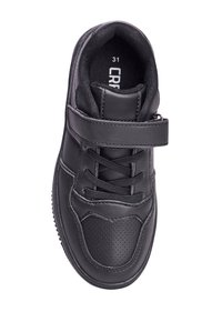Schwarzer Sportschuh aus glattem und perforiertem Synthetikleder. Verfügt über eine abgerundete Form, Schnürsenkel und einen Klettverschluss. Größe 31.