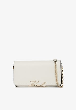 Clutch rettangolare bianco in pelle con tracolla in catena dorata e logo "Karl" dorato sul frontale.