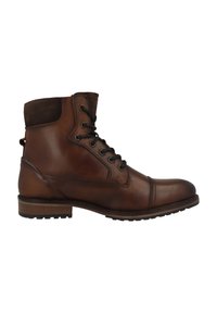 Botín de cuero marrón con cordones negros, cuello acolchado y suela texturizada. Presenta un diseño elegante con acentos de costura lateral.