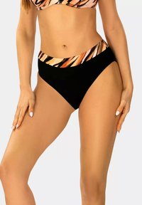 Czarne, wysokie majtki bikini z wielokolorowym, abstrakcyjnym paskiem w talii. Gładki materiał z dopasowanym krojem i umiarkowanym zakryciem.